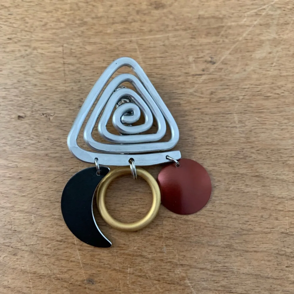 Lapel pin that also holds eyeglasses